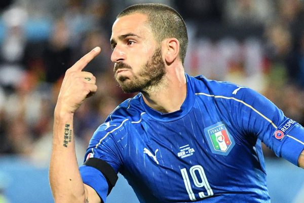 Bonucci ejects female soccer fan from bus after trying to take pictures